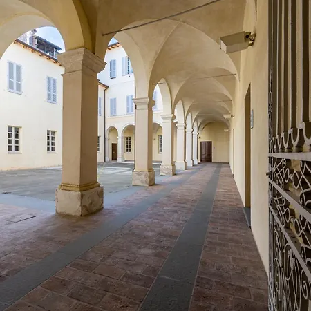 شقة Chic Elegance At Borgo Tommasini بارما